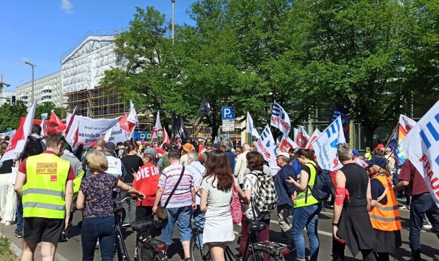 1. Mai – Die Löhne müssen mit der Inflation steigen! ÖPNV ausbauen und kostenlos für alle! Ausbau der Sozialleistungen und des Öffentlichen Dienstes, statt Kürzungen! Schluss mit Krieg und Aufrüstung!